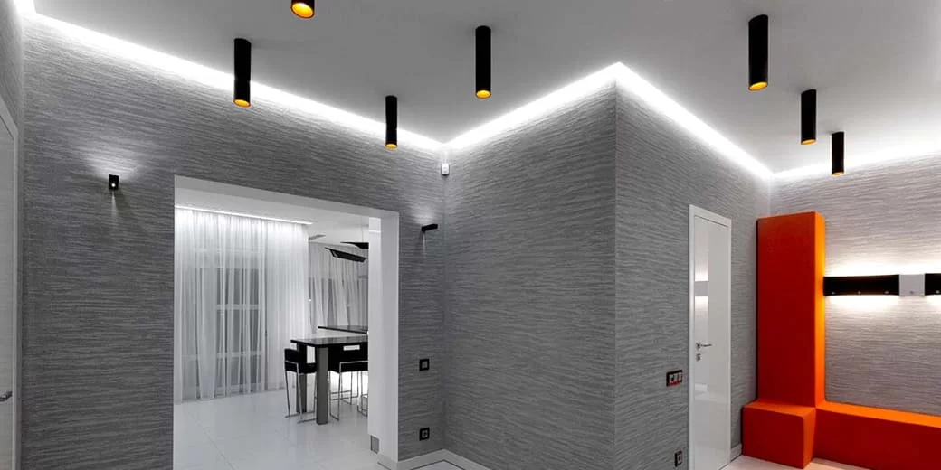 Фото натяжної стелі з прихованим карнизом в приміщенні