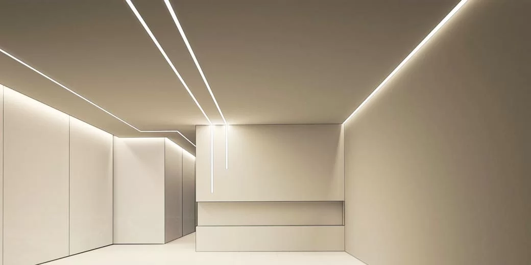 Фото натяжної стелі зі світловими лініями в приміщенні