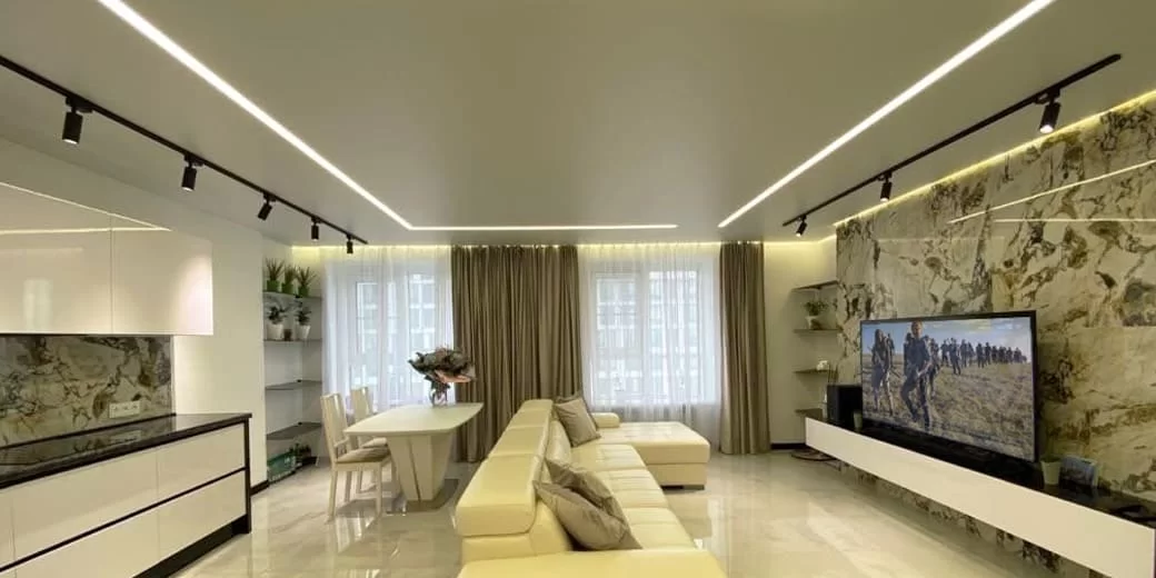 Фото натяжної однорівневої стелі в приміщенні