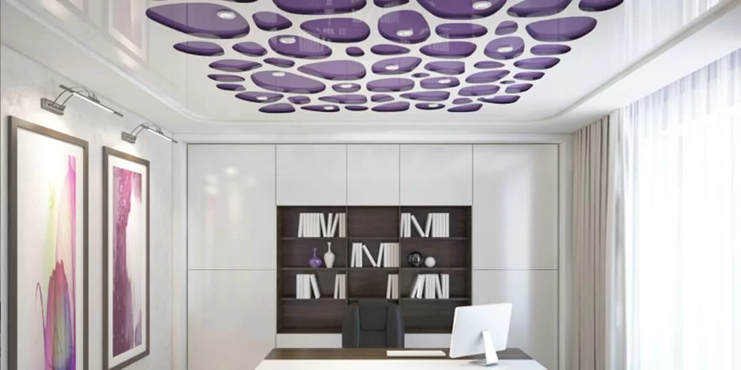 Фото різьбленої натяжної стелі в приміщенні